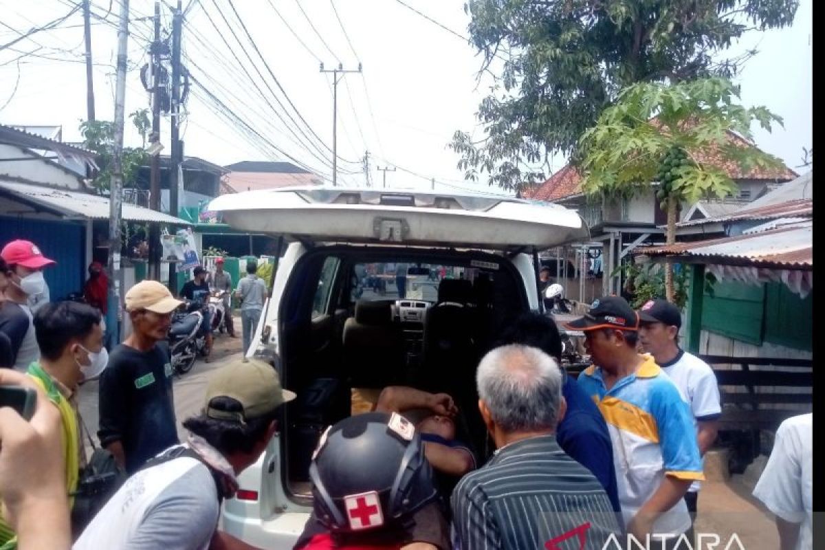 Petugas Damkar Palembang selamatkan warga terkurung asap