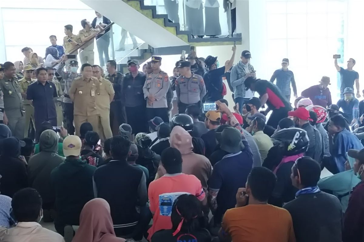Ratusan warga korban PHK PT GKP mendatangi kantor Bupati Konkep