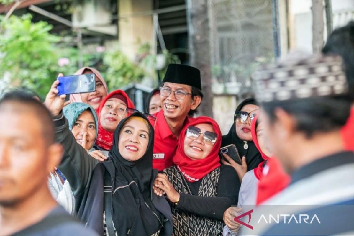 PDI Perjuangan Surabaya kenalkan Ganjar-Mahfud ke warga kampung