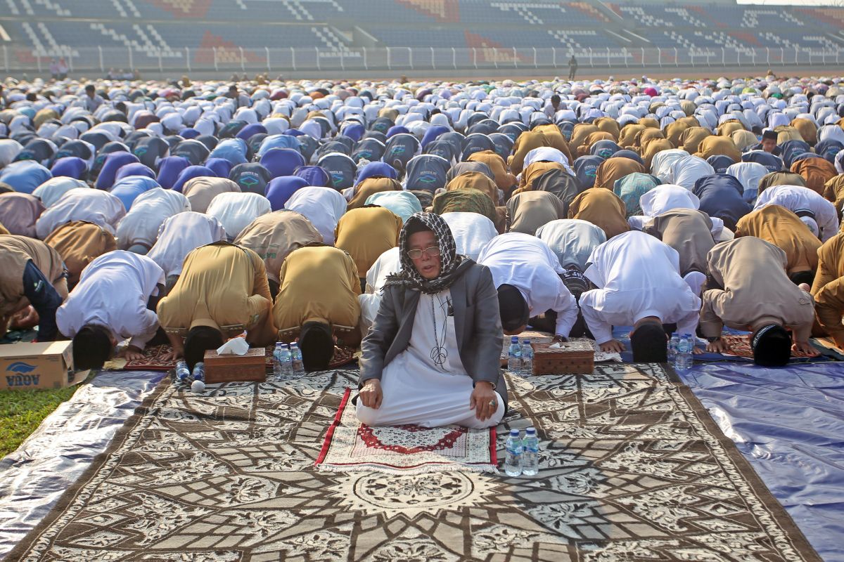 Niat sholat berjamaah bagi imam dan makmum lengkap dengan artinya