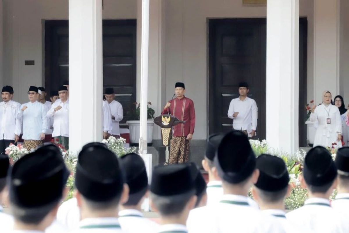 Pj Wali Kota Malang ajak warga  teladani peran santri membangun negeri