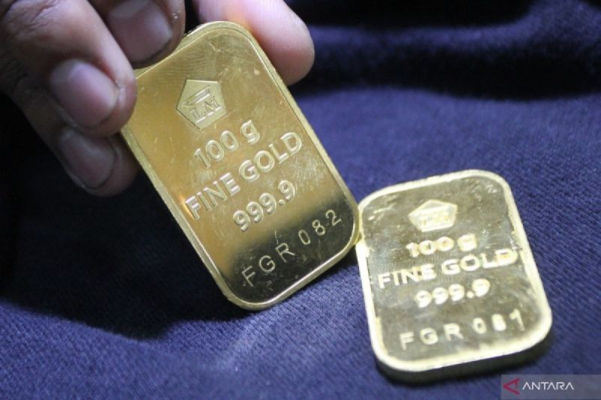 Harga emas batangan Antam Senin pagi turun Rp4.000 per gram