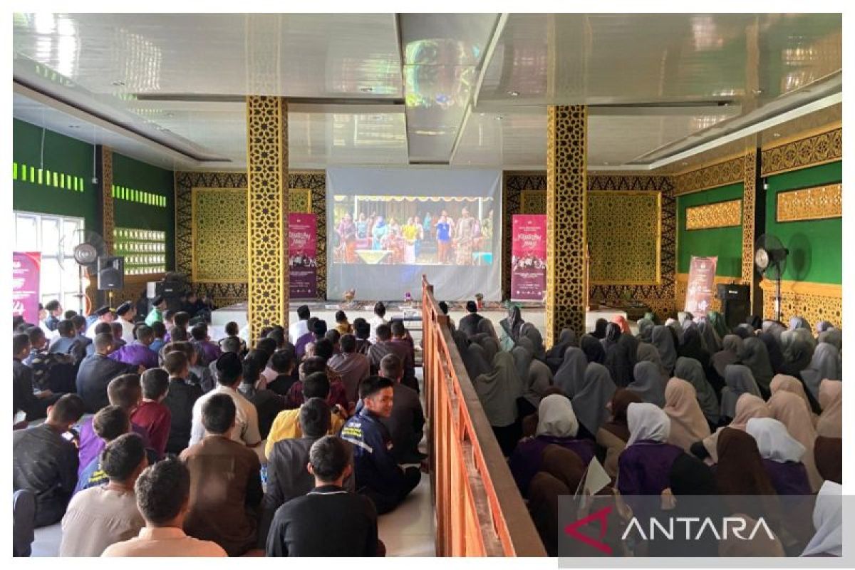 KPU Riau sosialisasikan pemilu ke pesantren lewat nobar