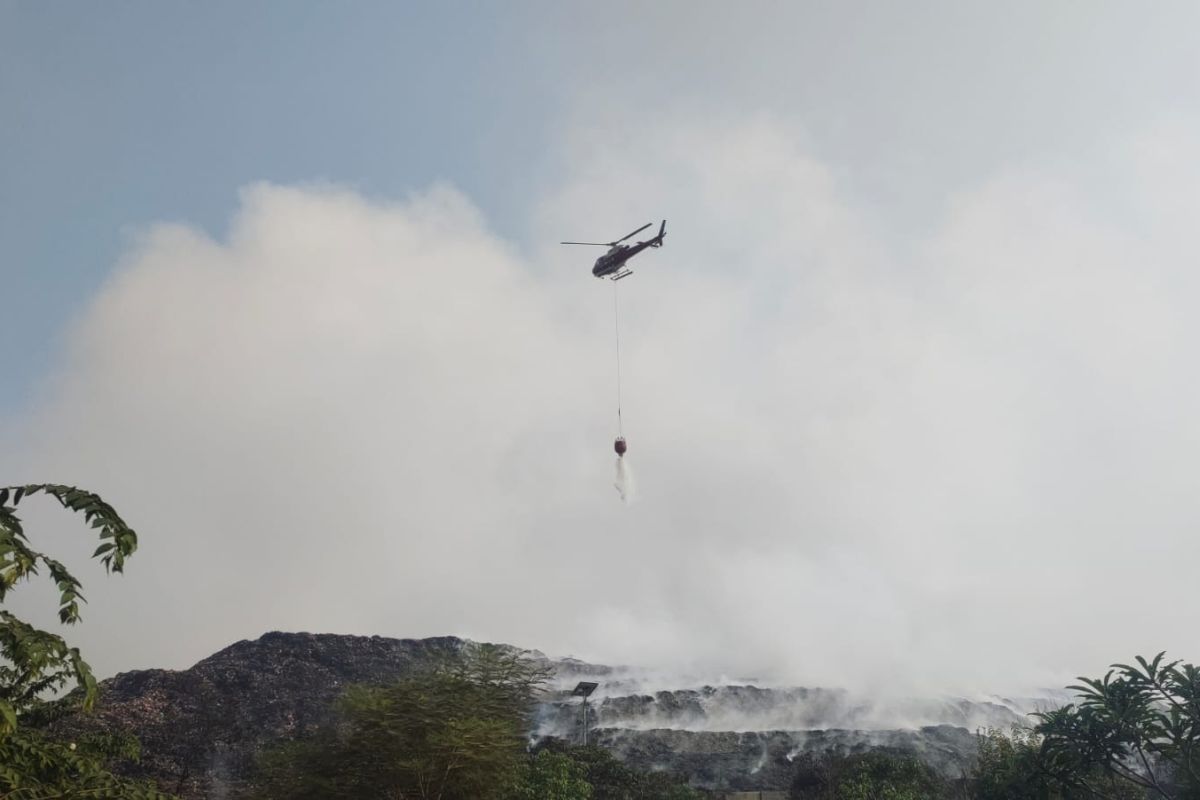 BNPB kerahkan helikopter water bombing untuk atasi kebakaran TPA Rawakucing