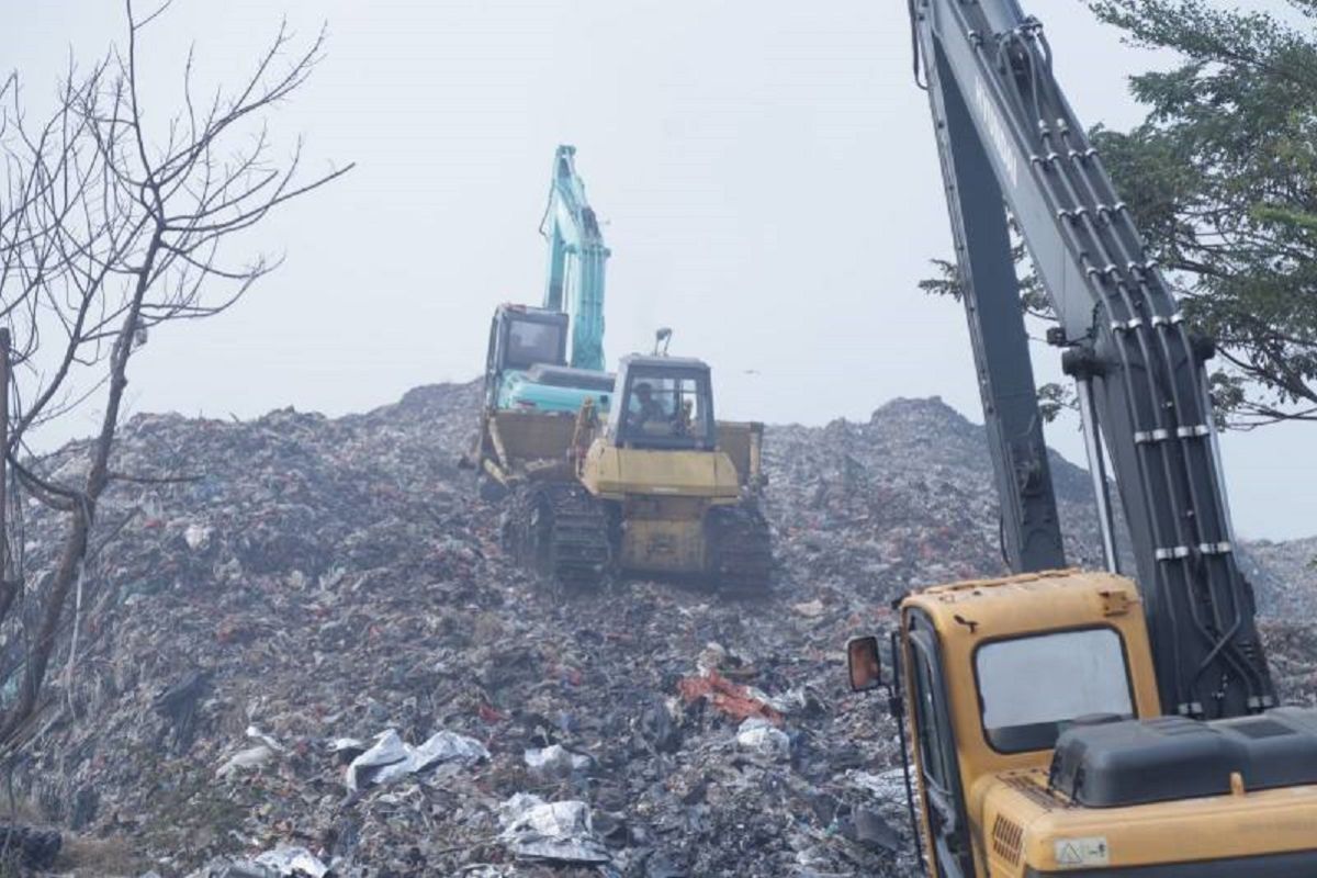 BPBD masifkan pemadaman TPA Rawa Kucing di darat dan udara