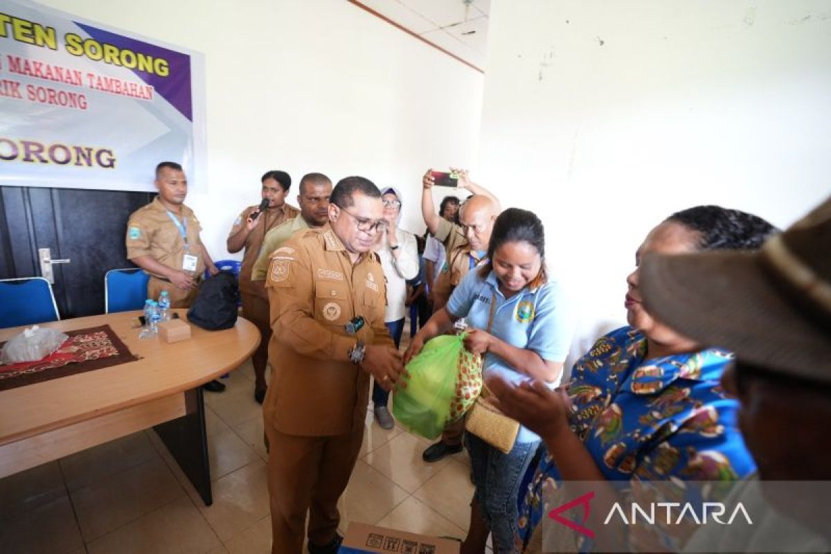 Pemkab Sorong salurkan paket sembako ke warga kampung