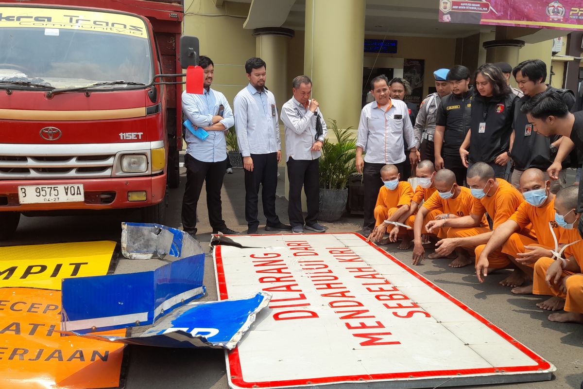 Polres Serang ungkap pencurian rambu lalu lintas tol Tangerang-Merak
