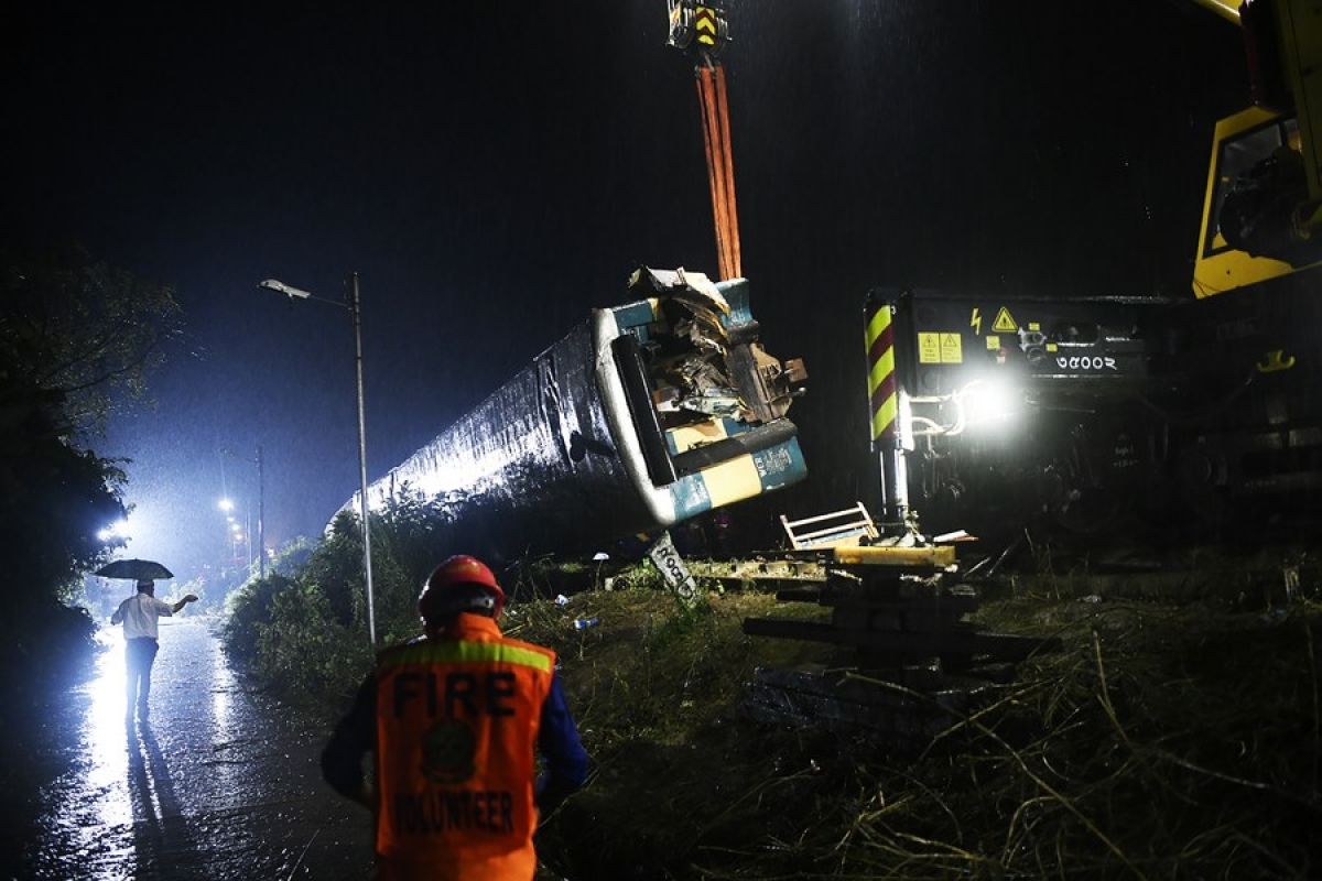 Sebanyak 15 orang tewas dalam tabrakan kereta di Bangladesh