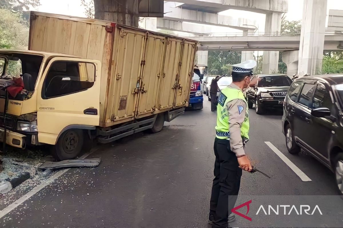 Truk boks ringsek tabrak tiang tol Cawang