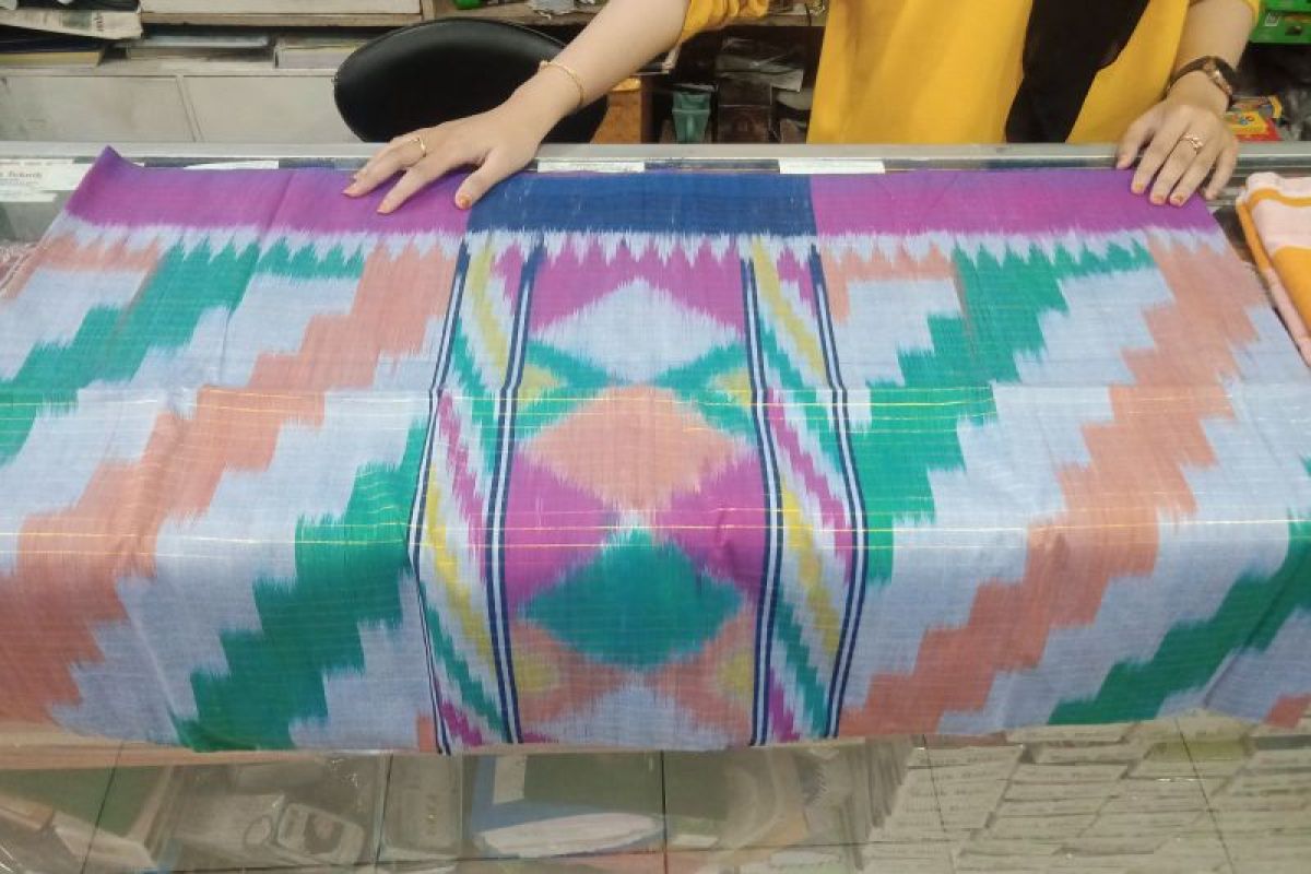 Kain batik corak insang laris terjual menjelang HUT ke-252 Kota Pontianak