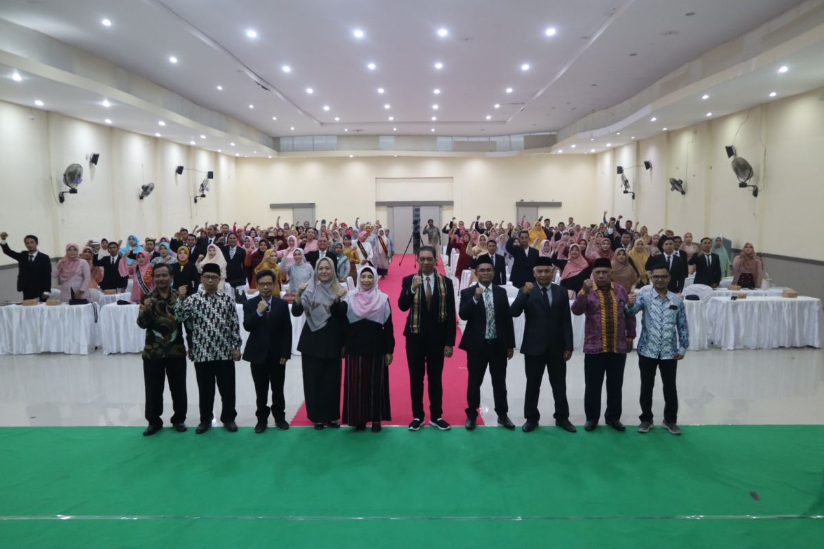 Sebanyak 329 peserta PPG Universitas Hamzanwadi Lotim dikukuhkan
