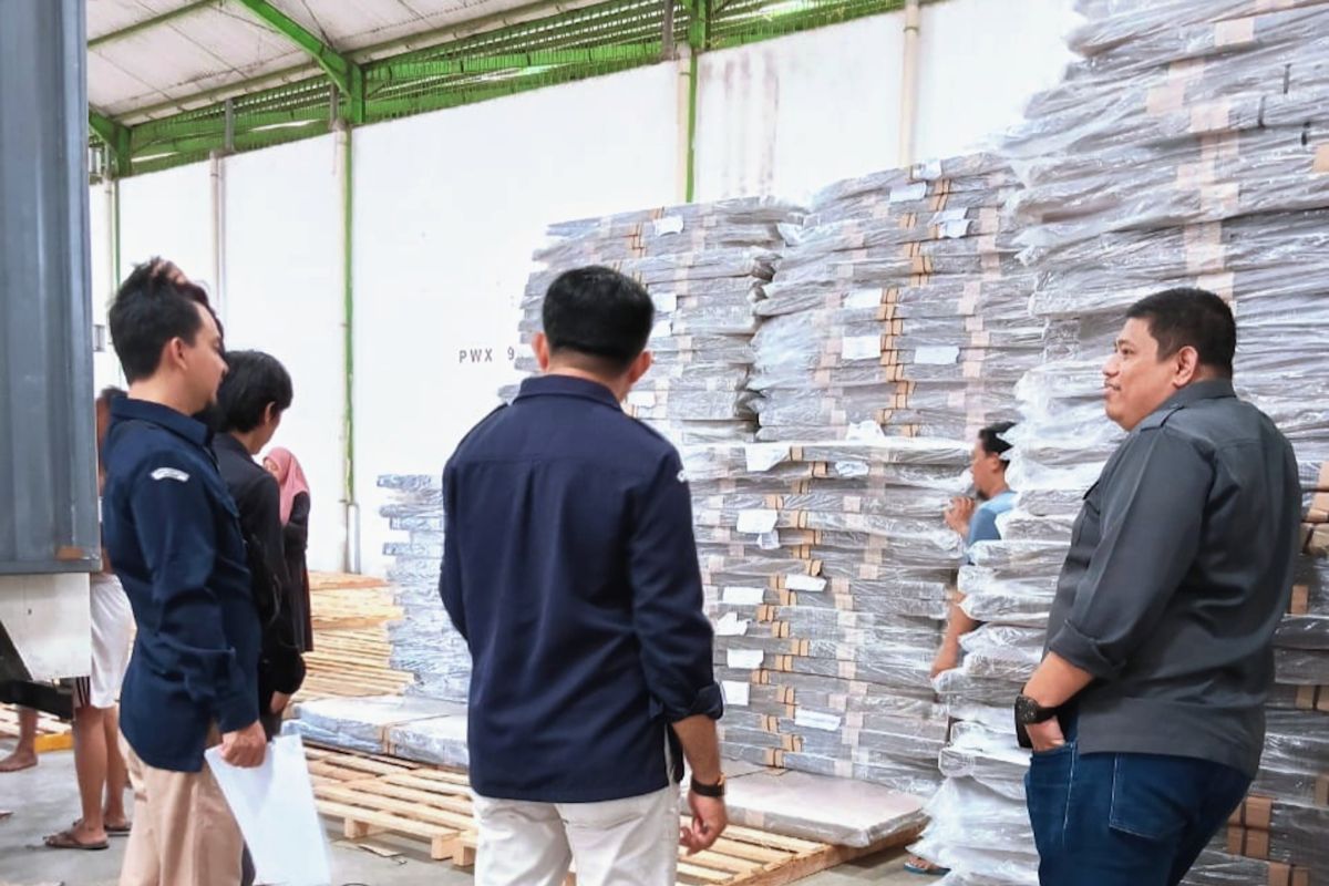 Bawaslu Makassar mengawal kedatangan perdana logistik Pemilu 2024