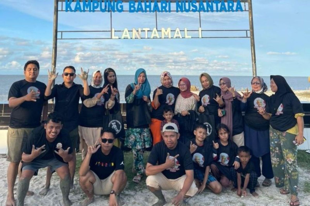 Jaga kelestarian pantai, Ganjar Milenial tanam bibit pohon cemara