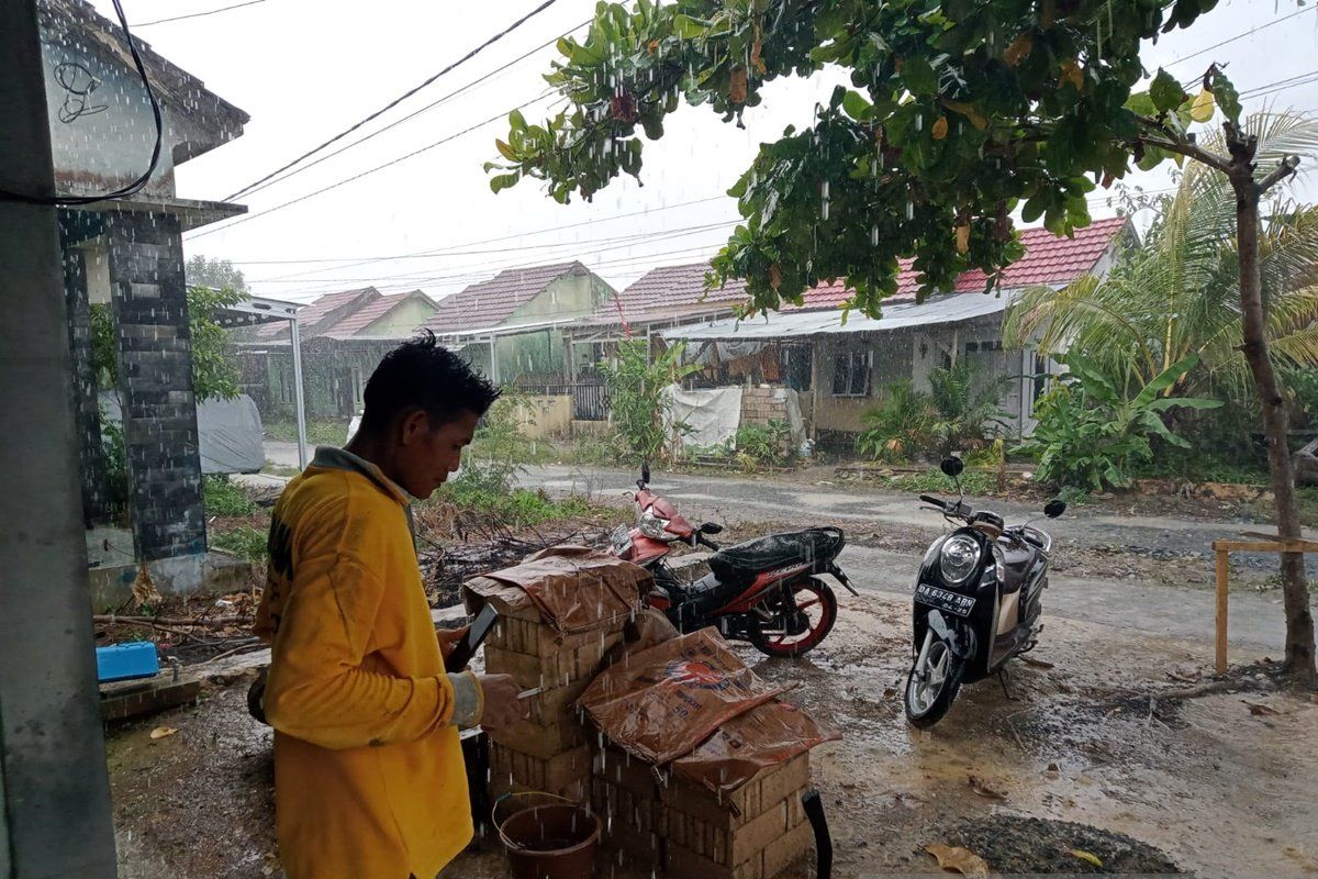 Sepuluh kabupaten di Kalsel diprediksi hujan pada Selasa malam