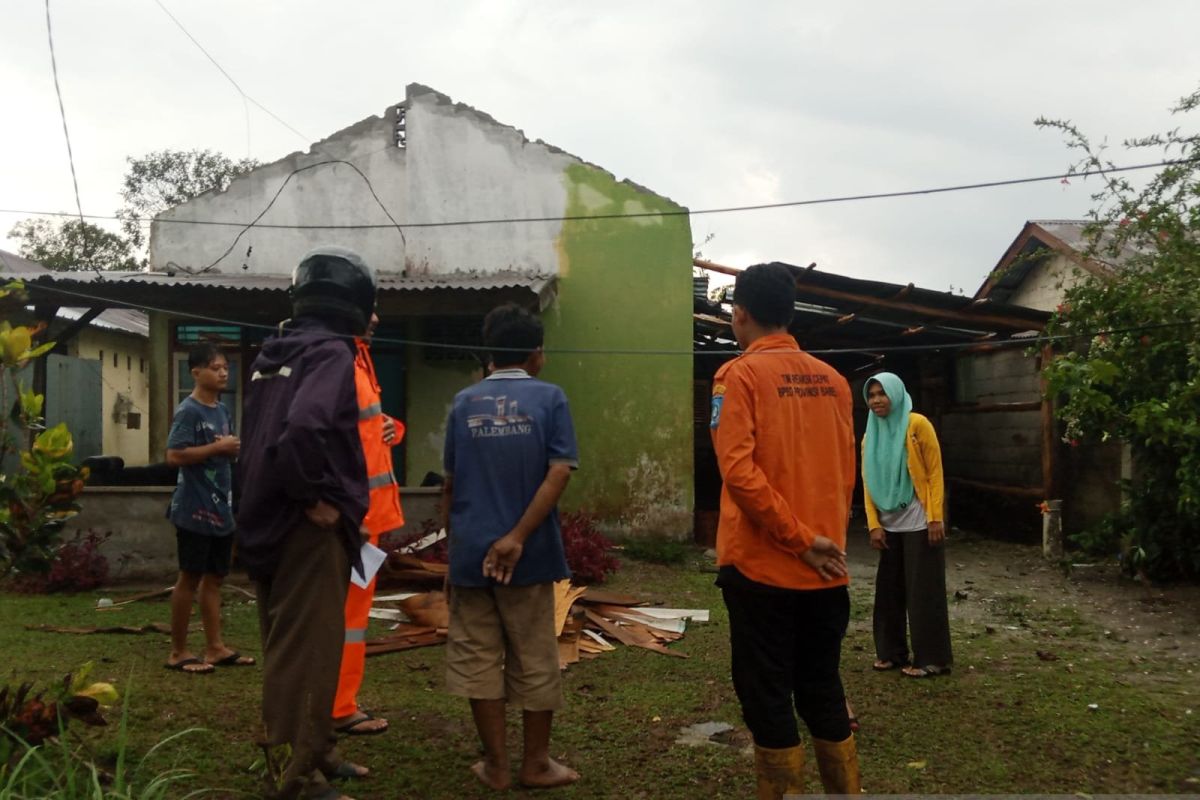 Angin puting beliung rusak rumah warga di Belitung