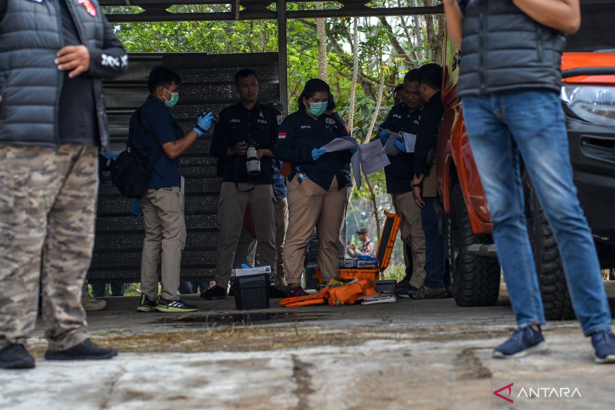 Polisi olah ulang TKP pembunuhan ibu dan anak di Subang