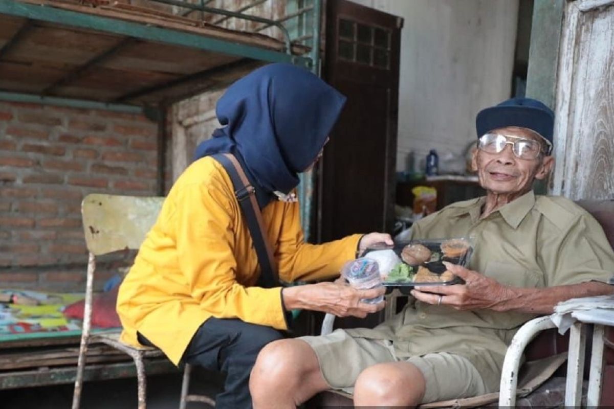 Pemerintah Kota Madiun salurkan bantuan makanan bagi 158 warga lansia