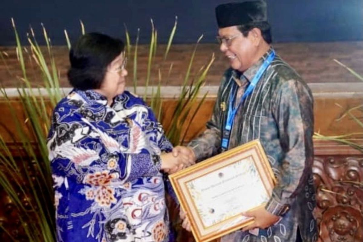 LHK Minister bestows Proklim awards on 62 villages in South Kalimantan