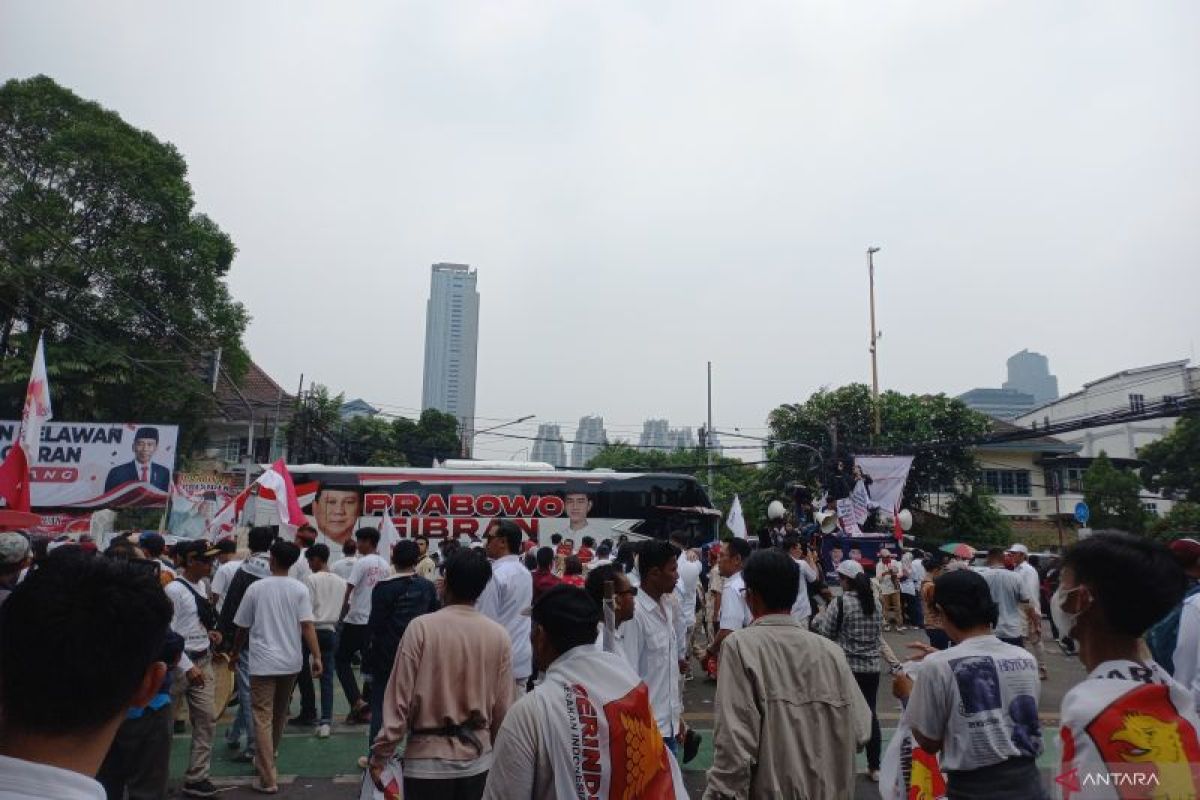 Polisi alihkan arus lalu lintas ketika Prabowo-Gibran menuju KPU