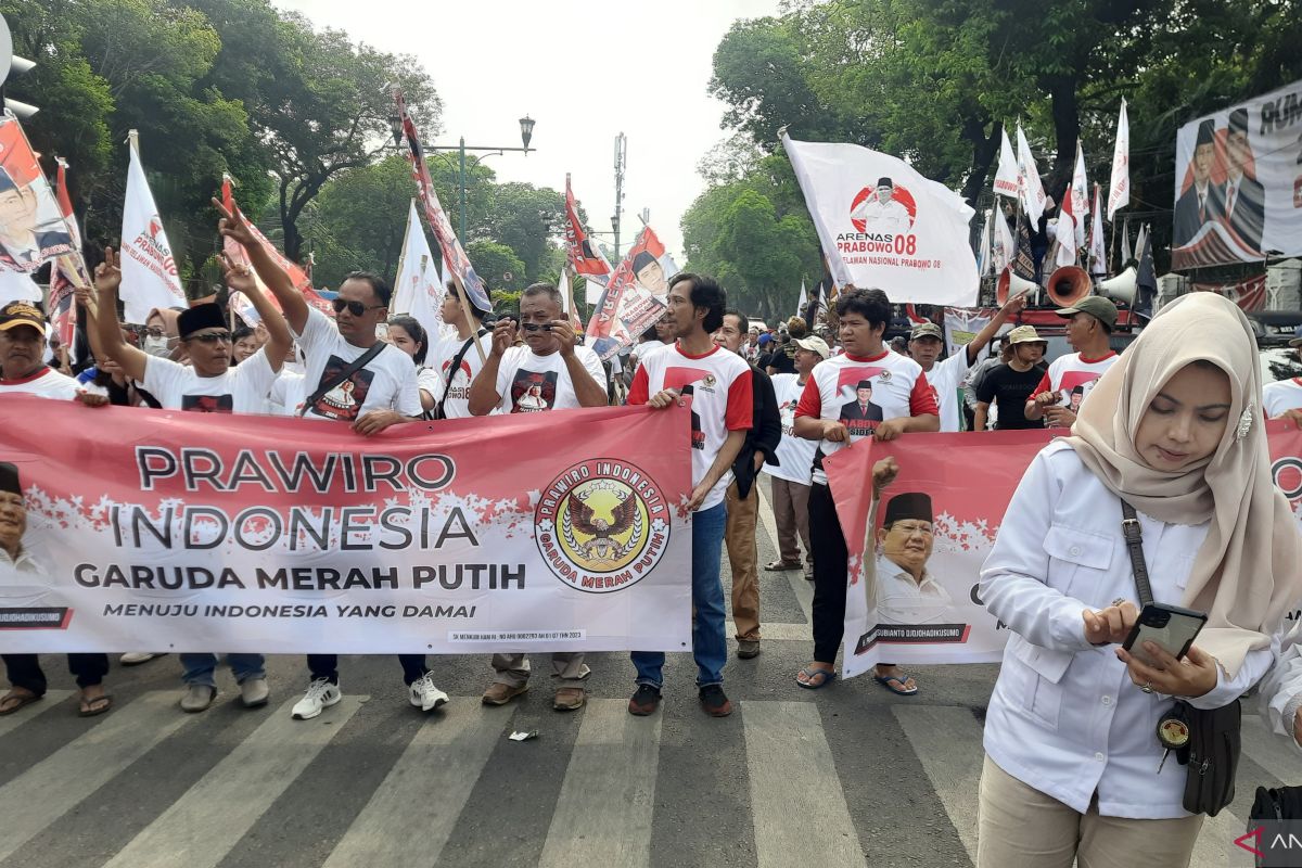 Pendukung  Prabowo Subianto-Gibran Rakabuming mulai memadati jalan depan Kantor KPU RI