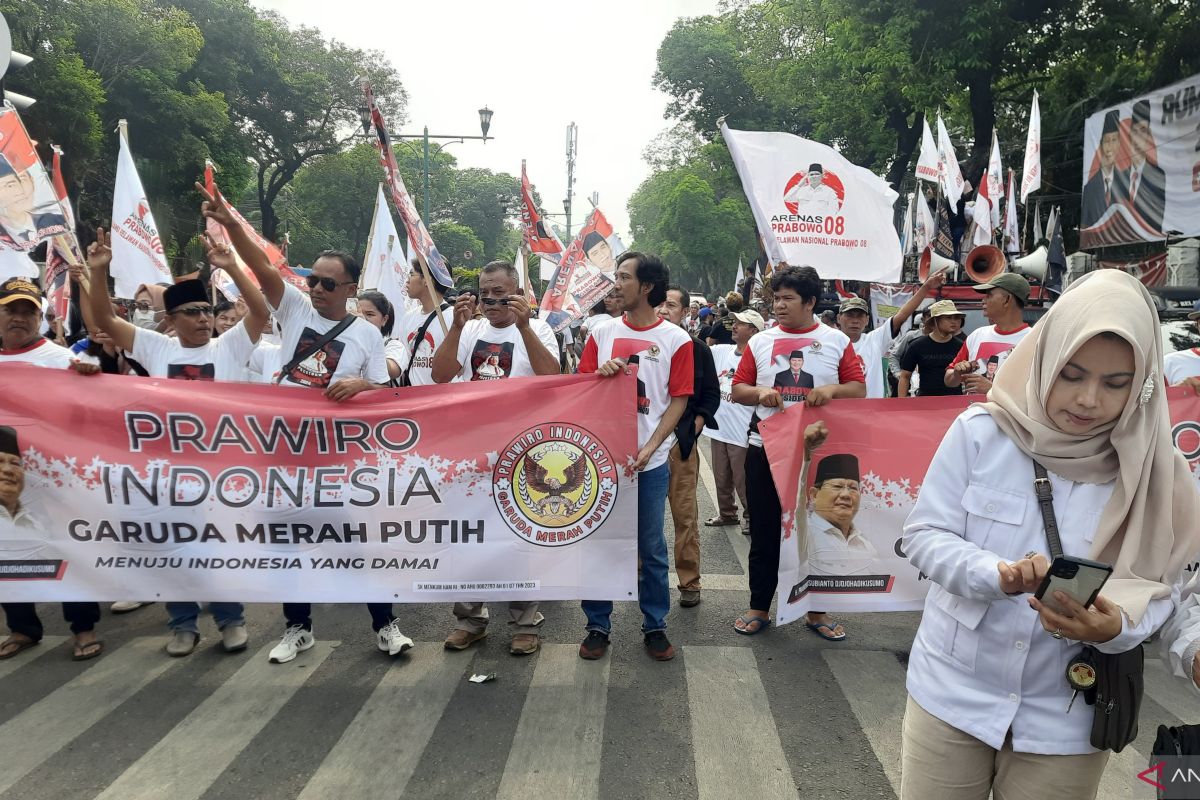 Pendukung Prabowo Subianto Gibran Rakabuming Mulai Memadati Jalan Depan