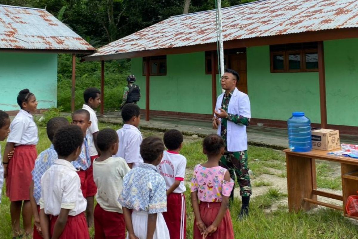 Satgas Pamtas RI-PNG sosialisasi kesehatan kepada siswa SD