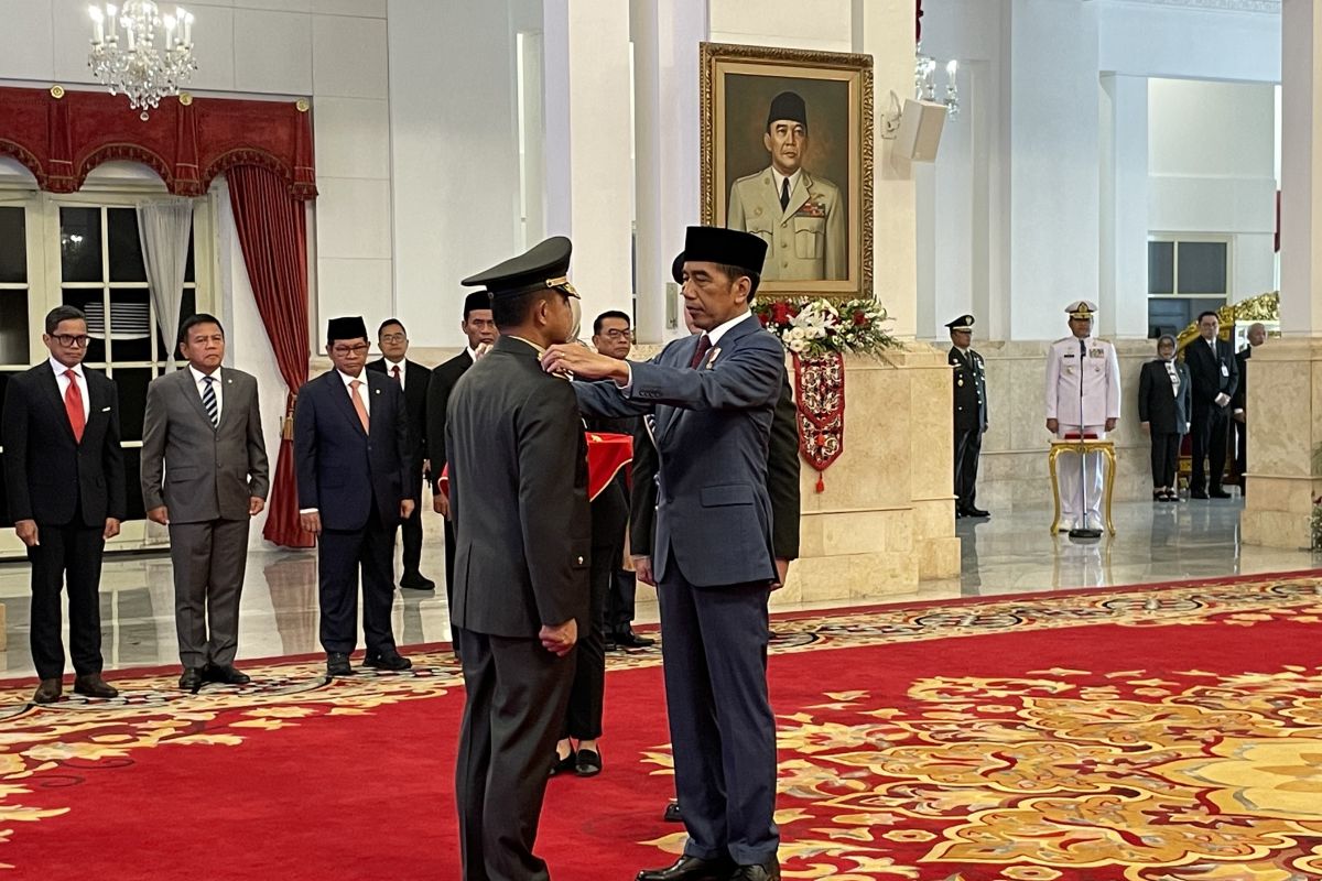 Presiden Joko Widodo lantik Jenderal Agus Subiyanto sebagai KSAD TNI