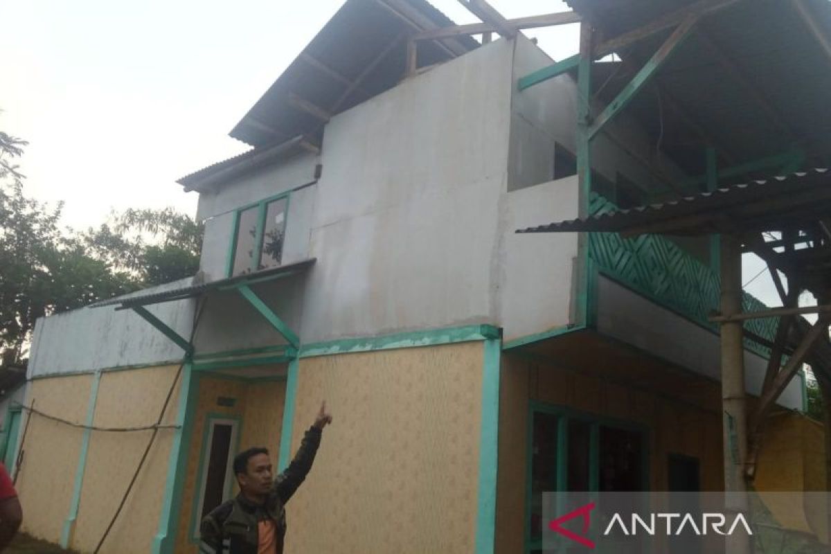 Sejumlah rumah warga di Sukabumi rusak diterjang angin puting beliung