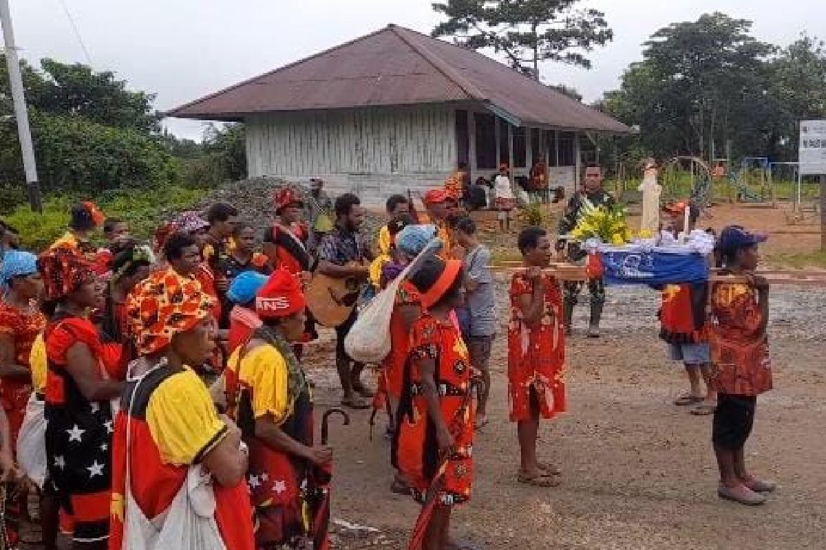 Warga PNG juga hadiri pemindahan patung Bunda Maria di Distrik Waropko