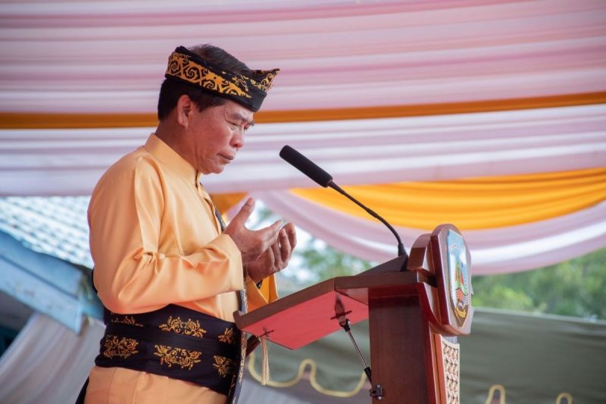 Pimpin Upacara HUT Kaltara, Gubernur Zainal Kenakan Baju Adat Kebesaran Bulungan