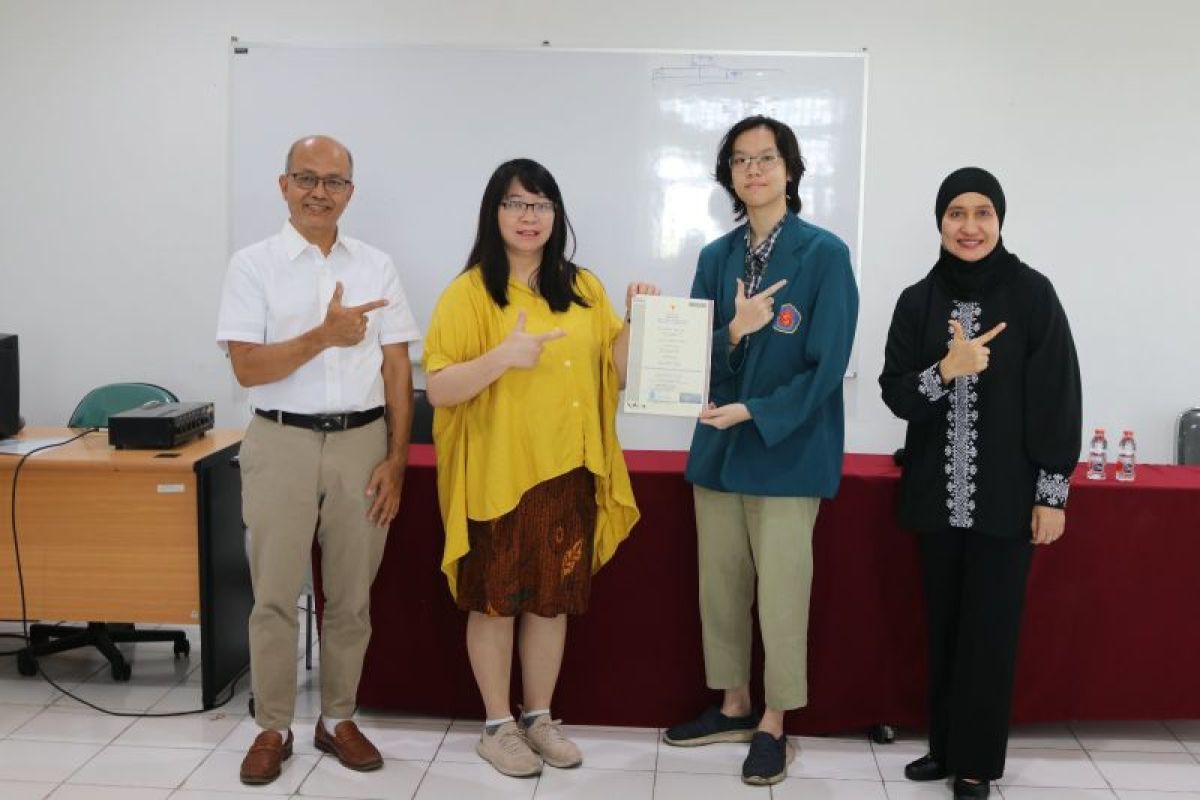 LSP-P1 Ubaya serahkan sertifikat BNSP perdana mahasiswa