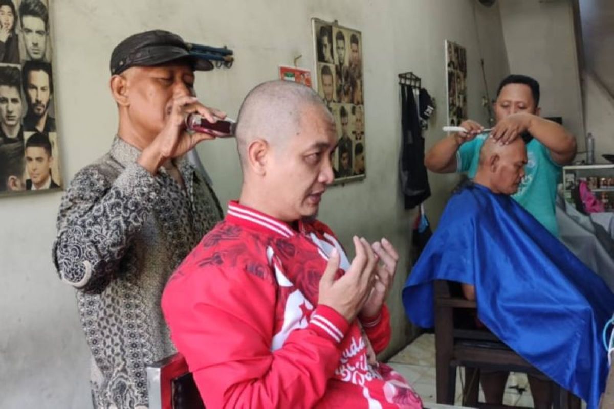Kader PSI di Surabaya cukur gundul usai Prabowo-Gibran daftar ke KPU