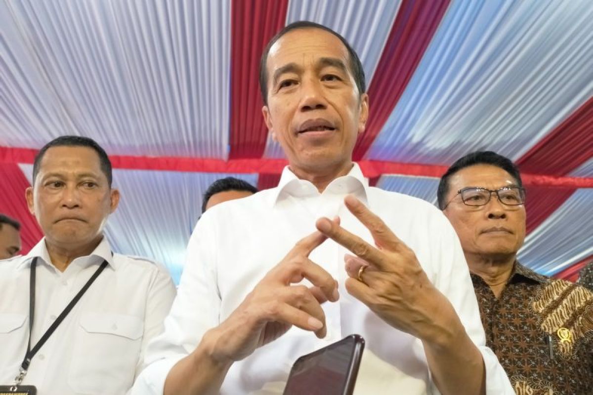 Presiden Jokowi serakan bantuan pangan di Gudang Bulog Padang