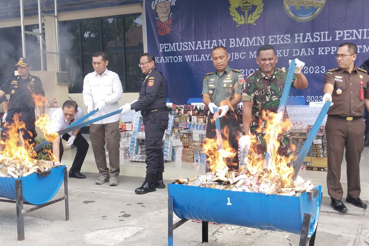 DJBC Maluku musnahkan rokok dan minuman beralkohol hasil penindakan