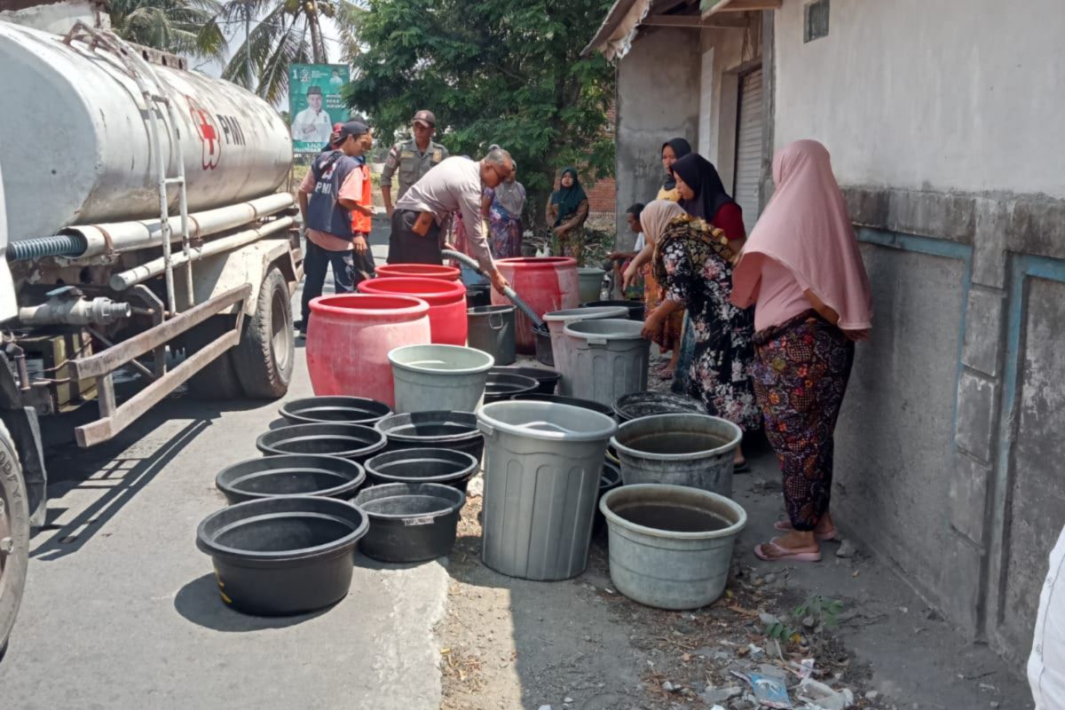 Polisi berkolaborasi dengan PMI Lombok Tengah salurkan air bersih