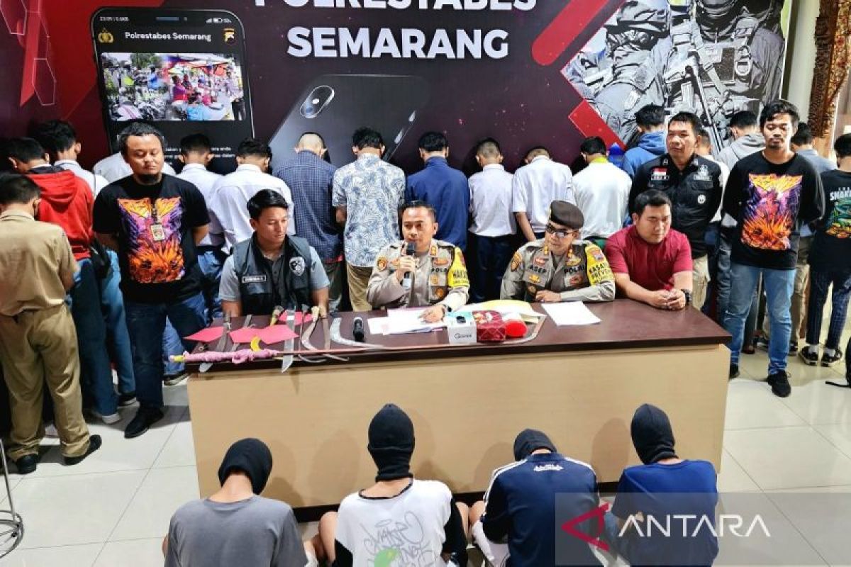 Polrestabes Semarang tangkap  22 "gangster" siswa SMP-SMA