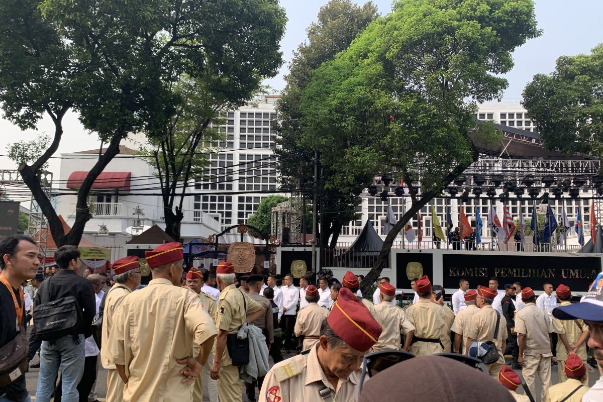 Pendukung Prabowo-Gibran mulai padati jalan depan Kantor KPU RI