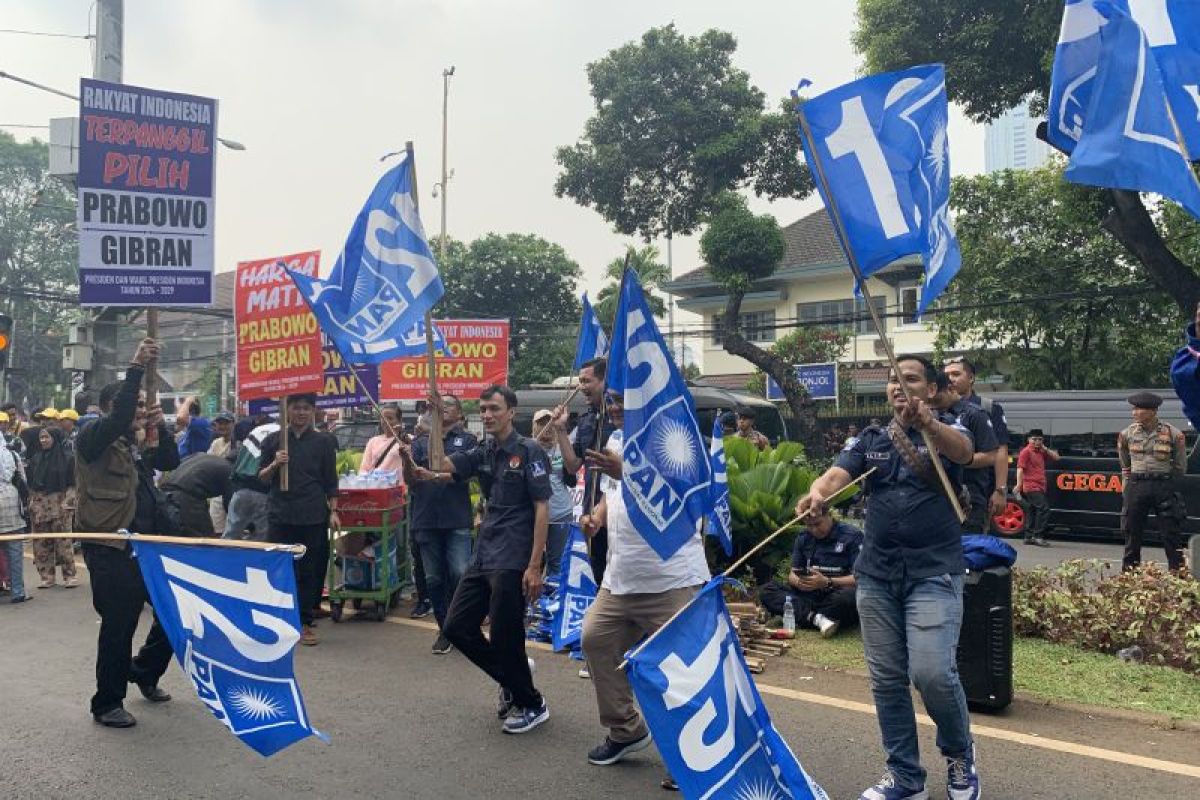 Lagu Prabowo RI Satu hingga selawat bergema di depan kantor KPU RI