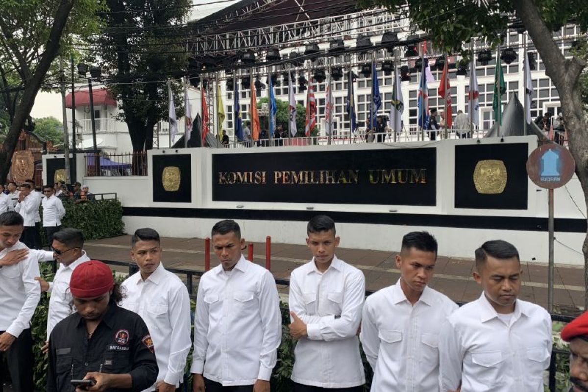 Relawan Prabowo-Gibran mendirikan pagar pembatas di depan Kantor KPU