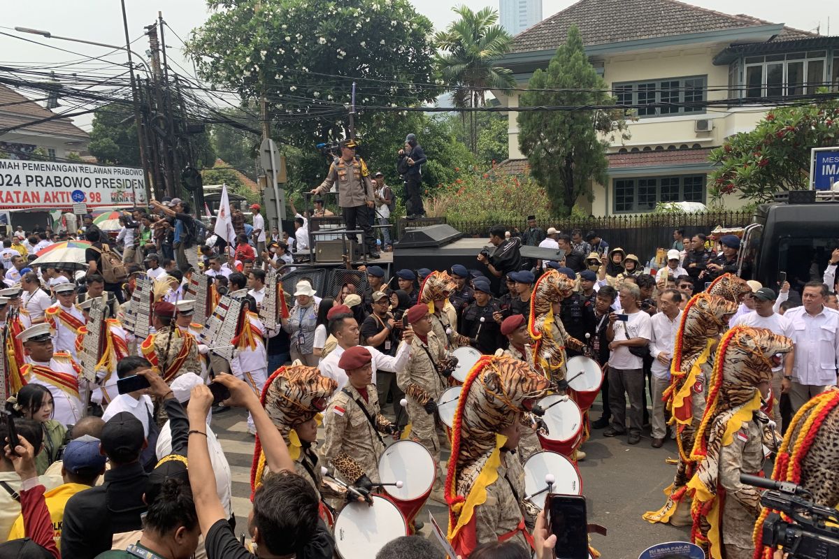 Drumben hingga paskibraka iringi Prabowo-Gibran ke KPU RI