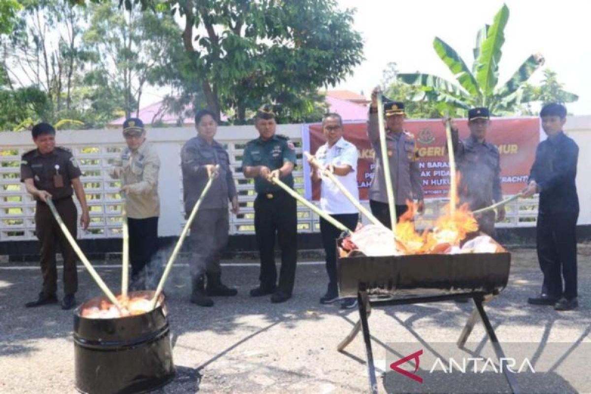 Kejari Luwu Timur memusnahkan barang bukti hasil kejahatan