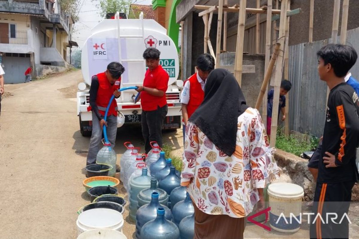 PMI bersama IFRC distribusikan air bersih ke daerah kekeringan di Indonesia