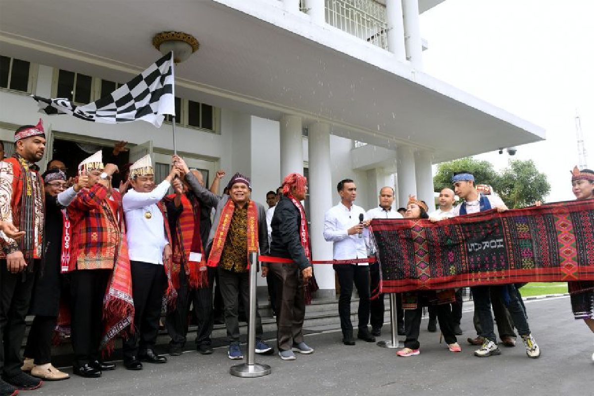Penjabat Gubernur Sumut  berangkatkan ulos 1.000 meter ke Jakarta