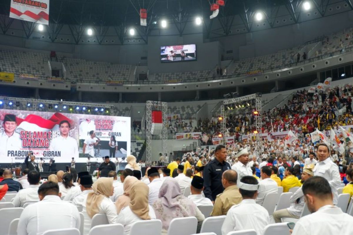 Ribuan pendukung Prabowo-Gibran memadati Indonesia Arena
