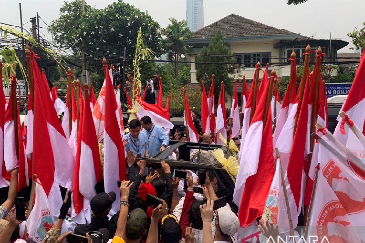 Pasangan Prabowo-Gibran tiba di Kantor KPU RI