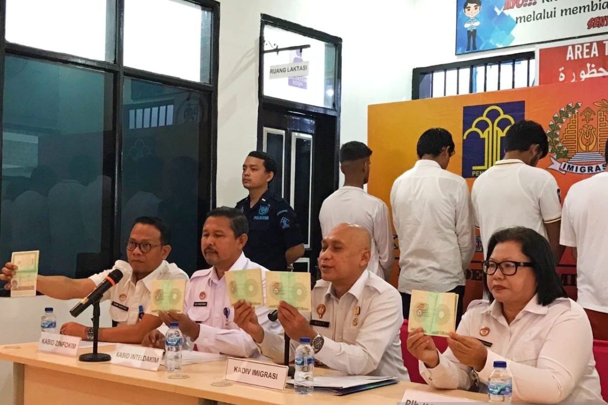 Kemenkumham Sumut deportasi lima  orang warga negara Pakistan