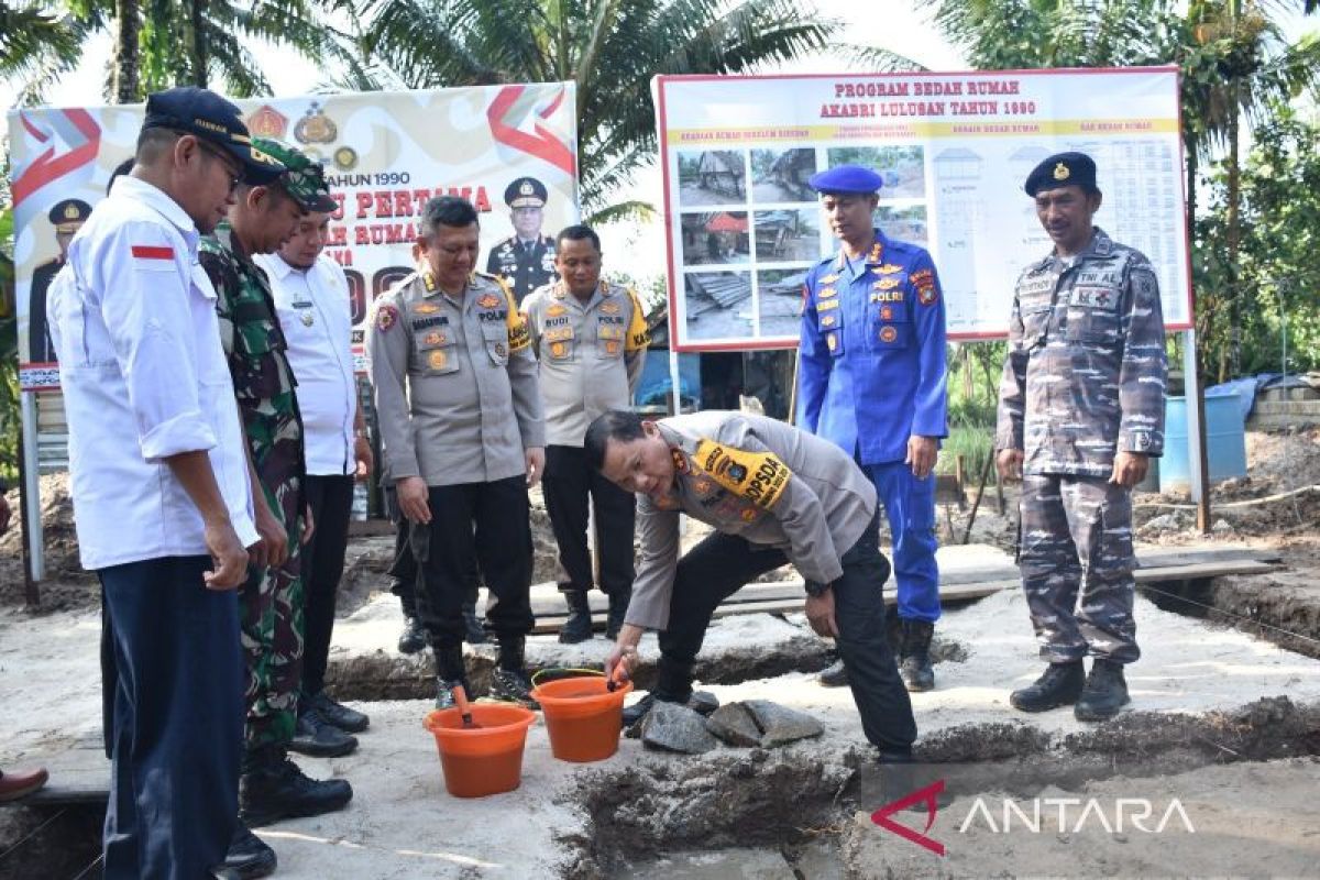 Alumni AKABRI 1990 Babel bedah tiga rumah di Bangka Tengah