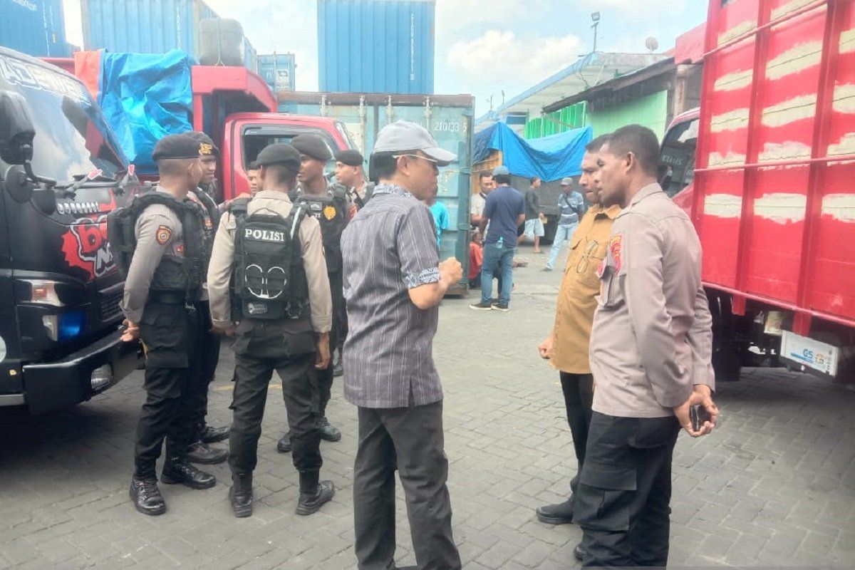 Polisi Ambon  amankan pembongkaran peti kemas kotak suara Pemilu