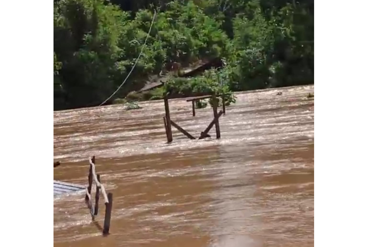 Jembatan gantung di Labian Iraang Kapuas Hulu hanyut akibat banjir