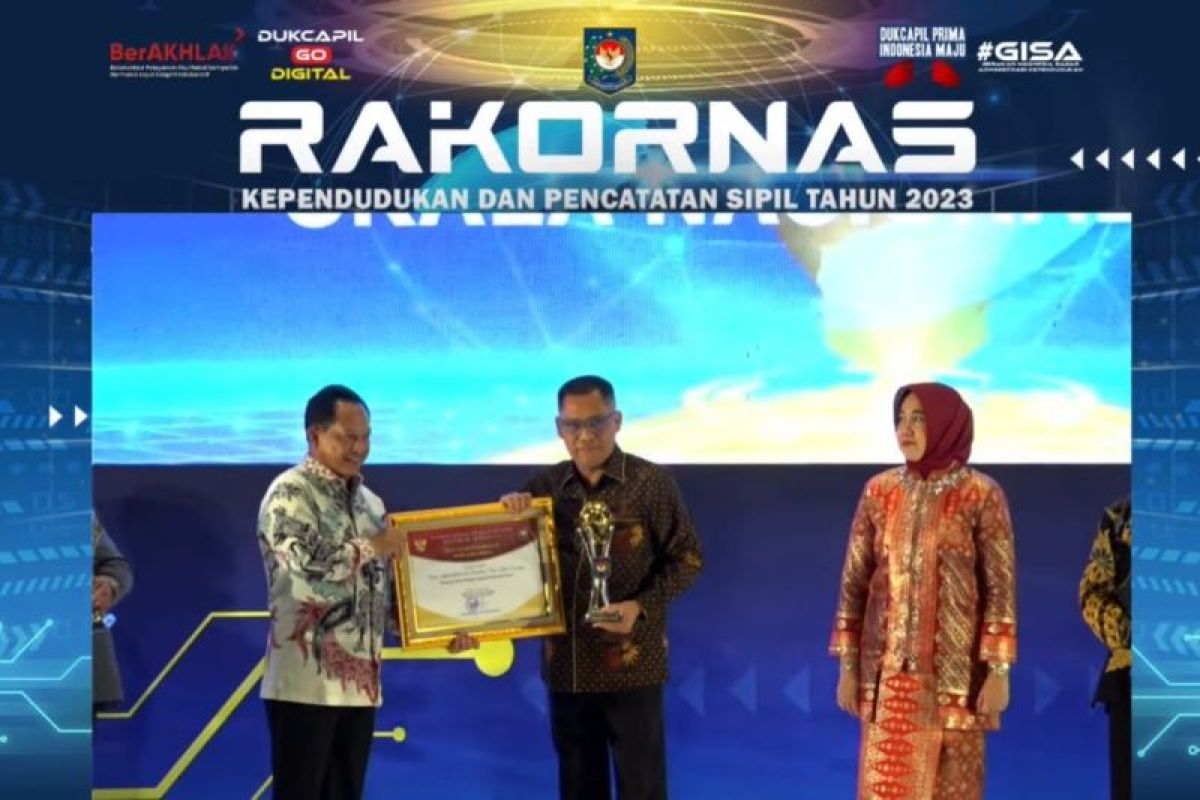Dispendukcapil Surabaya raih penghargaan Dukcapil Prima Award